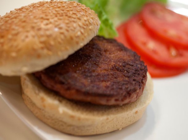 a cooked cultured beef burger artificially grown by professor post of the university of maastricht
