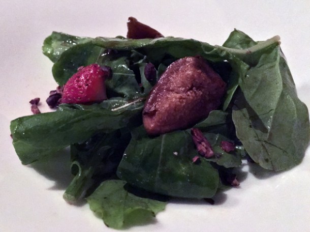rocket salad with figs and strawberries at rosas y xoxolate