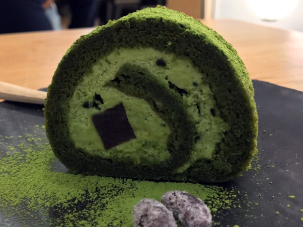 matcha roll cake with adzuki bean at machi-ya