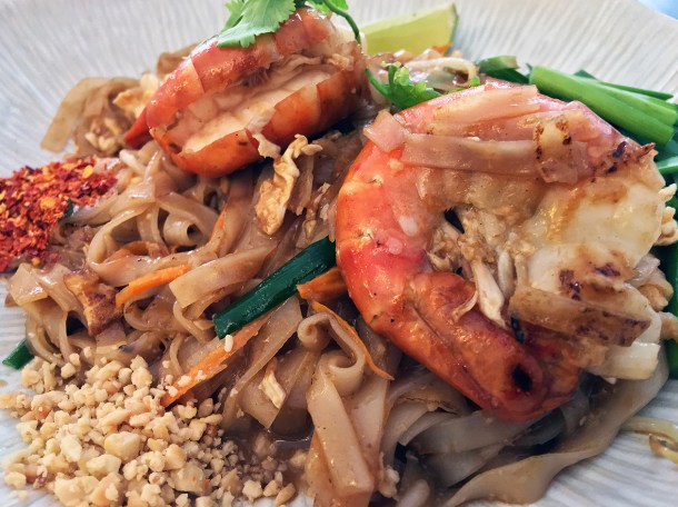 prawn pad thai at kin et deum