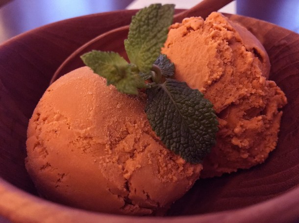 thai milk tea ice cream at kin et deum