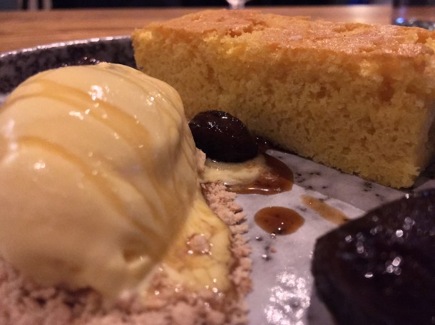 illustrative photo of the castella cake with figs and ice cream at Volta do Mar