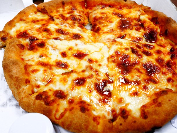 illustrative photo of the cheese and tomato pizza from Red Planet