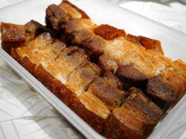 illustrative photo of the crispy roast pork from Sanxia Renjia